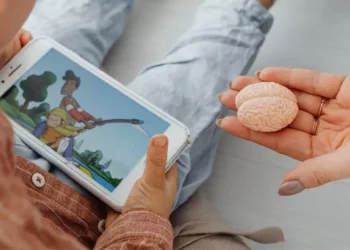 ¿Tu hijo está siendo vigilado? Aprende a detectar y eliminar apps espía en su celular