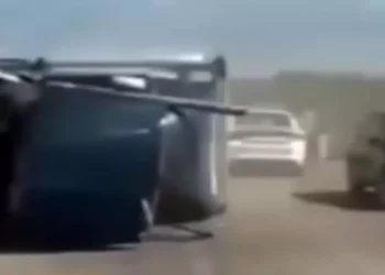 Foto: tomada de video // Una volcadura de un tráiler en La Ventosa, la tarde del lunes, a causa de los fuertes vientos.