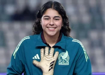Valentina Murrieta recibe el Guante de Oro en el Mundial Femenil Sub-17
