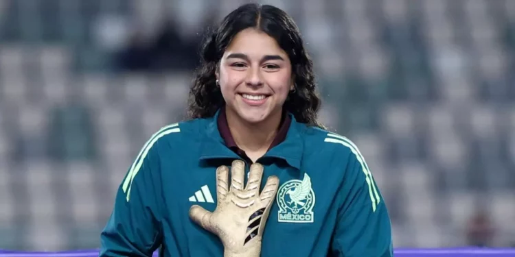 Valentina Murrieta recibe el Guante de Oro en el Mundial Femenil Sub-17