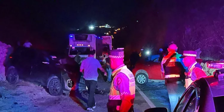 El lunes, integrantes de la institución acudían a un llamado de auxilio por un accidente ocurrido en el kilómetro 71 de la Barranca Larga Ventanilla, en donde seis personas resultaron heridas.