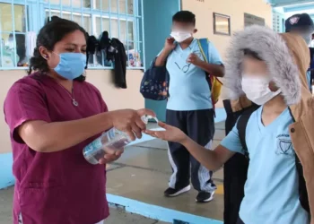 Llaman diputados permitir uso de ropa abrigadora en escuelas