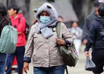 Foto: Adrián Gaytán // Viento frío y constante ha obligado a los capitalinos a abrigarse.