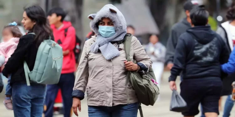 Foto: Adrián Gaytán // Viento frío y constante ha obligado a los capitalinos a abrigarse.