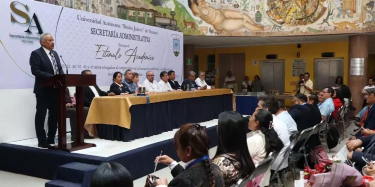 UABJO reconoce labor y compromiso docente