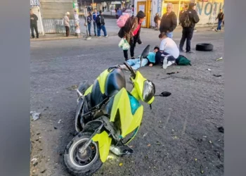 Taxista se da a la fuga tras atropellar a motociclista en la Central de Abasto