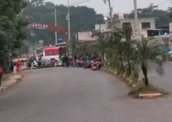 ¿Qué carreteras siguen bloqueadas hoy por campesinos y transportistas en México?