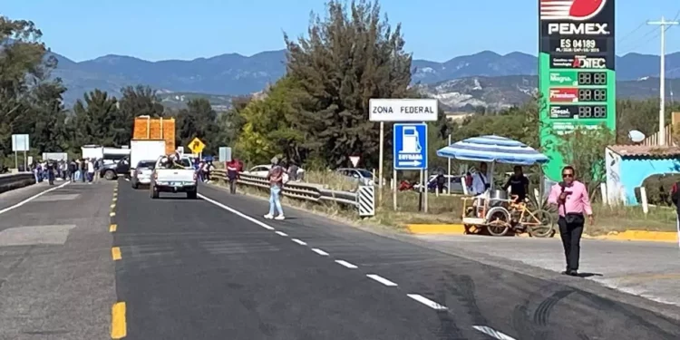El bloqueo en Asunción Nochixtlán por parte de la Sección 22 que demanda la entrega y apertura de la clínica del ISSSTE.