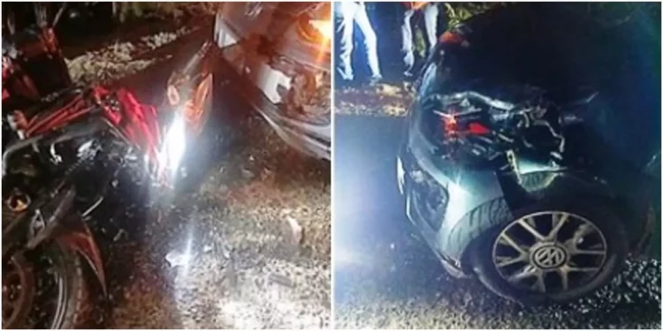 El motociclista sufrió algunas lesiones; el automóvil presentaba daños en la parte frontal.