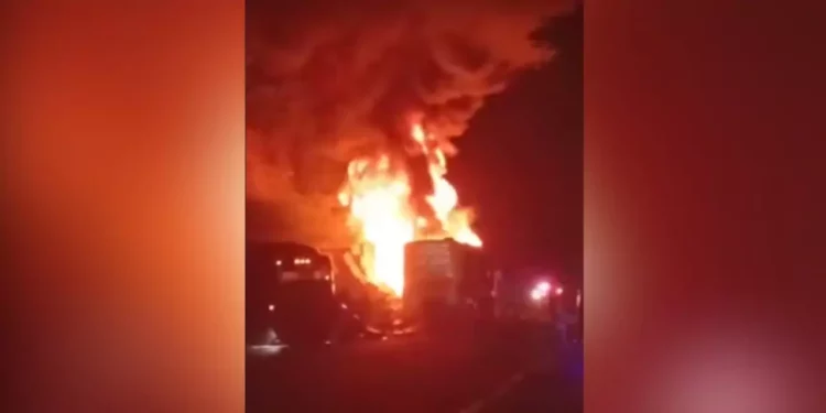 VIDEO | Choque frontal deja un muerto en La Mata, Oaxaca