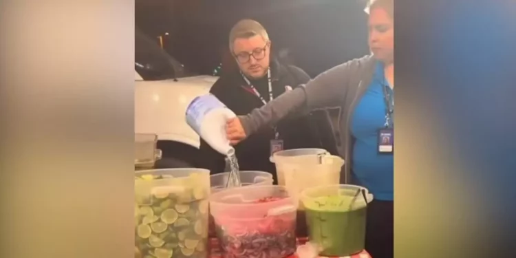 VIDEO | Humillados: así destruyeron con cloro la comida de vendedores latinos en Denver
