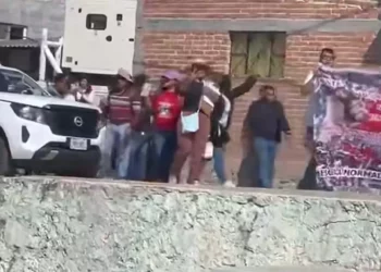 “¡Abrogación, Reforma ISSSTE y Educativa¡” fue la consigna que el grupo de docentes