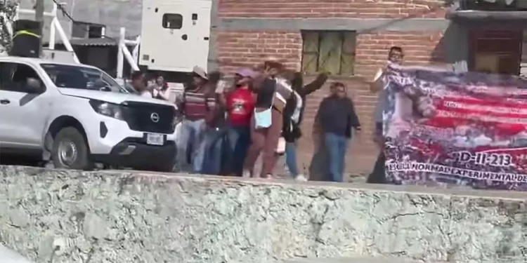 “¡Abrogación, Reforma ISSSTE y Educativa¡” fue la consigna que el grupo de docentes