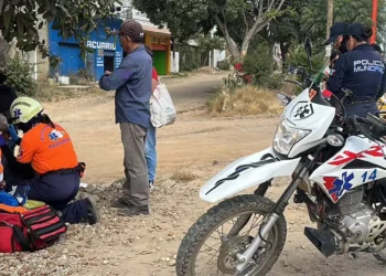 El hombre de 60 años quedó tendido a un costado de la carretera tras el impacto.