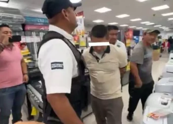 VIDEO | Elektra humilla a hombre desempleado: empleados le quitan su moto y terminan detenidos en Mérida