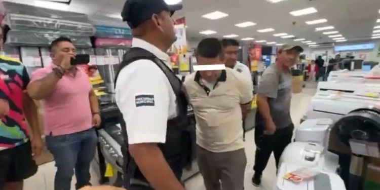 VIDEO | Elektra humilla a hombre desempleado: empleados le quitan su moto y terminan detenidos en Mérida