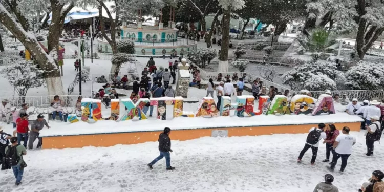 Foto: redes sociales // Juxtlahuaca a la espera de la primera nevada, se fantaseaba en redes sociales.