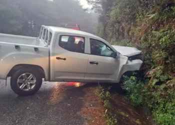 La Chevrolet S-10 chocó contra un talud, obligando a implementar abanderamiento preventivo.