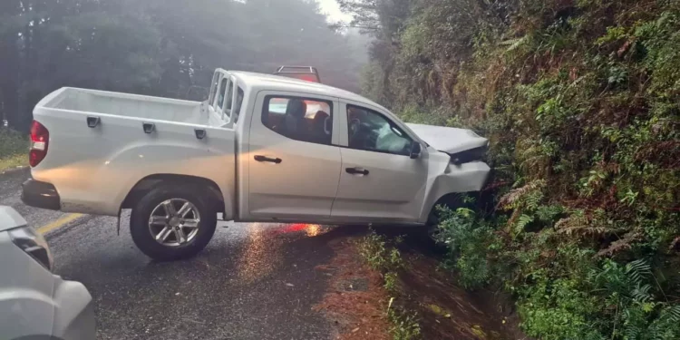 La Chevrolet S-10 chocó contra un talud, obligando a implementar abanderamiento preventivo.