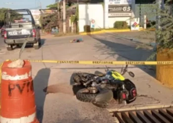 Madrugada trágica en Bacocho: joven muere y otro queda grave tras derrape en motocicleta
