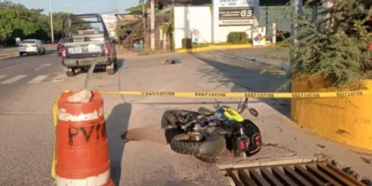 Madrugada trágica en Bacocho: joven muere y otro queda grave tras derrape en motocicleta