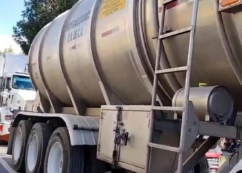 VIDEO | Oaxaca juega con fuego: pese a promesas oficiales, pipas con combustible siguen circulando sin control tras tragedia de Iztapalapa