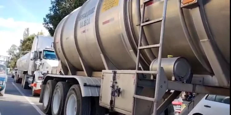 VIDEO | Oaxaca juega con fuego: pese a promesas oficiales, pipas con combustible siguen circulando sin control tras tragedia de Iztapalapa