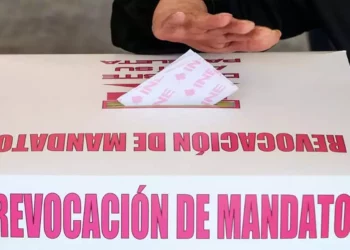 Foto: ilustrativa // Denuncian que diferentes instancias de la administración pública estatal y municipales alientan a empleados al llenado de formatos y recolección de firmas para avalar la revocación.