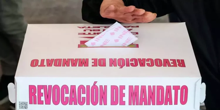 Foto: ilustrativa // Denuncian que diferentes instancias de la administración pública estatal y municipales alientan a empleados al llenado de formatos y recolección de firmas para avalar la revocación.