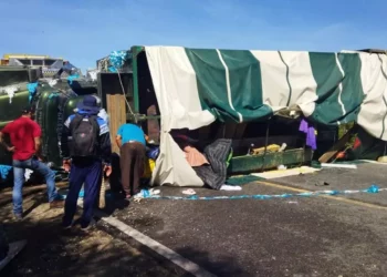Camión con peregrinos vuelca en Oaxaca; tres personas resultan afectadas