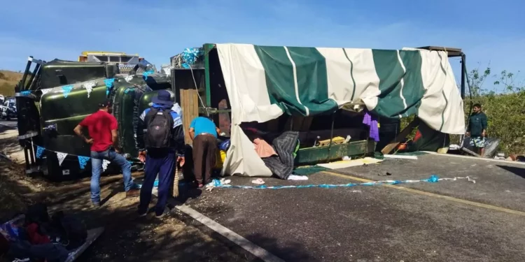 Camión con peregrinos vuelca en Oaxaca; tres personas resultan afectadas