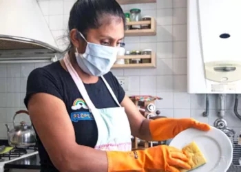 ¿Quién sostiene al país sin salario? El trabajo de cuidados vale 8 billones de pesos