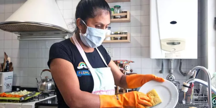 ¿Quién sostiene al país sin salario? El trabajo de cuidados vale 8 billones de pesos