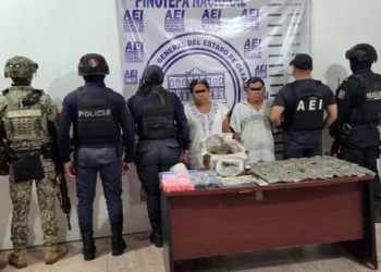 Agentes investigadores sorprendieron a un hombre y una mujer en posesión de decenas de bolsitas con una sustancia similar al cristal.