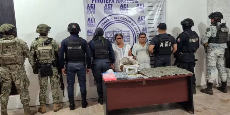 Agentes investigadores sorprendieron a un hombre y una mujer en posesión de decenas de bolsitas con una sustancia similar al cristal.