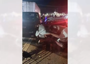 Ambos conductores resultaron con lesiones menores y daños materiales.