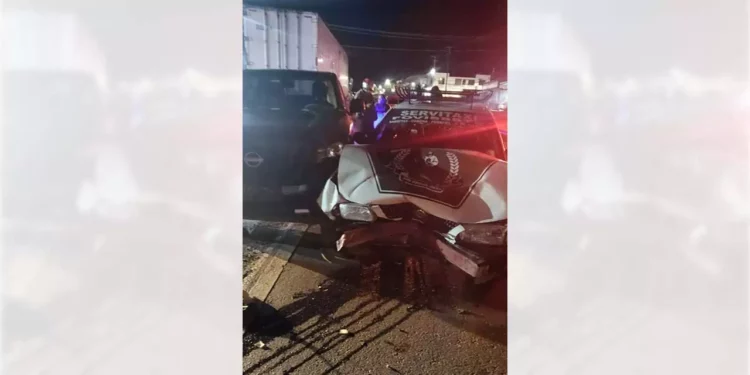 Ambos conductores resultaron con lesiones menores y daños materiales.