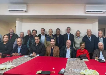 Foto: Rubén Morales // Amigos del Grupo Mileniums e integrantes de la Generación 60/65 de la Preparatoria UABJO durante el tradicional abrazo de Navidad, en el Hotel Fortín Plaza.