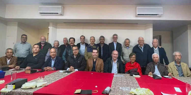 Foto: Rubén Morales // Amigos del Grupo Mileniums e integrantes de la Generación 60/65 de la Preparatoria UABJO durante el tradicional abrazo de Navidad, en el Hotel Fortín Plaza.