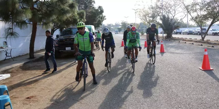 Fotos: Leobardo García Reyes // El ciclismo en Oaxaca cerró el año con una rodada navideña.