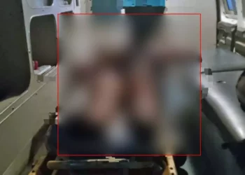 El hombre murió durante su traslado en ambulancia hacia el Hospital IMSS Bienestar de Pochutla; la AEI investiga.