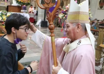 Fotos: Adrián Gaytán // El arzobispo, Pedro Vázquez Villalobos, en la misa dominical.