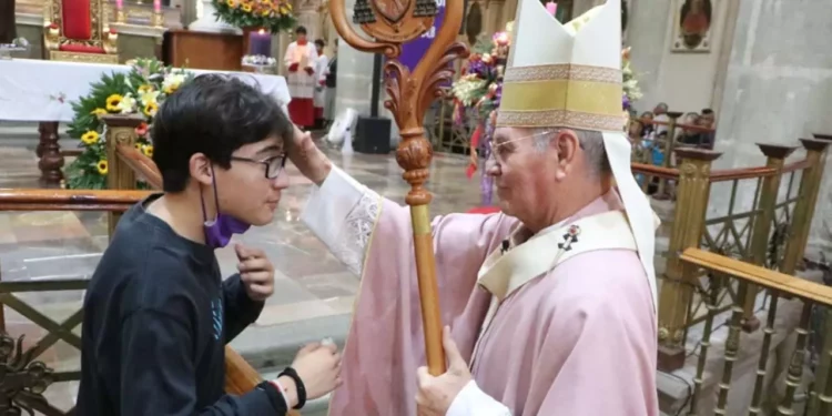 Fotos: Adrián Gaytán // El arzobispo, Pedro Vázquez Villalobos, en la misa dominical.