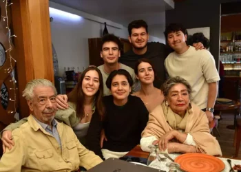 En compañía de sus hijos y nietos, los abuelos: Raúl Corzo y Silvia Jiménez de Corzo.