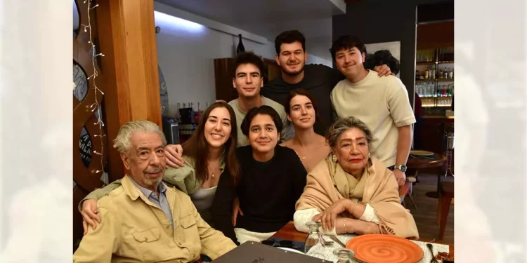 En compañía de sus hijos y nietos, los abuelos: Raúl Corzo y Silvia Jiménez de Corzo.