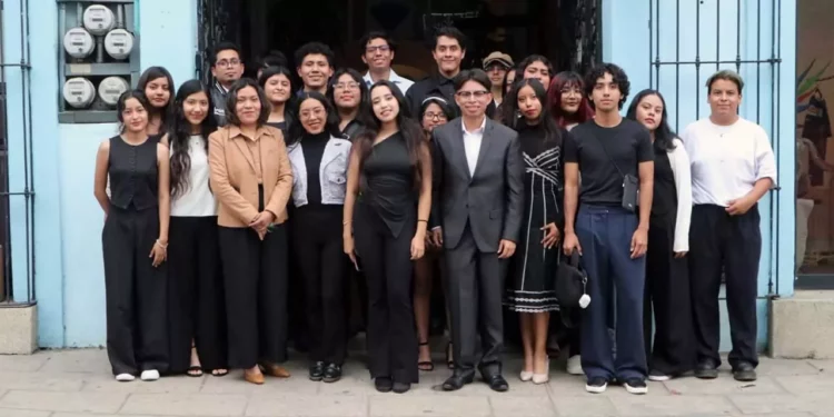 Fotos: Adrián Gaytán // Estudiantes del Primer Semestre de la Licenciatura en Diseño Gráfico de la UABJO realizaron la exposición.