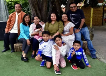 Fotos: Rubén Morales // Humberto Ortega, junto a su esposa Citlally Salinas y su hija Zinia Estrella, compartieron un desayuno.