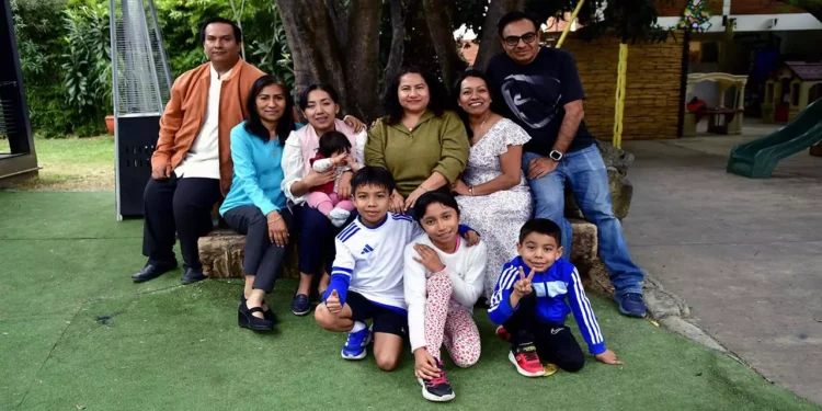 Fotos: Rubén Morales // Humberto Ortega, junto a su esposa Citlally Salinas y su hija Zinia Estrella, compartieron un desayuno.