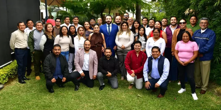 Foto: Rubén Morales // Integrantes del despacho jurídico Díaz Arias y Asociados durante la reunión de fin de año, en la que compartieron un desayuno y brindaron por un exitoso 2026.