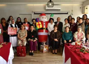 Fotos: Rubén Morales // Integrantes de Amigas para Siempre, encabezadas por Martha Navarro de Díaz, durante el desayuno solidario.
